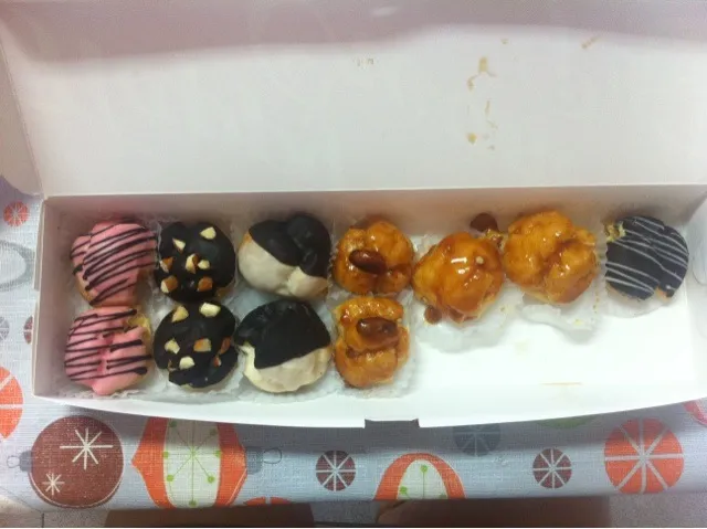 Snapdishの料理写真:Assorted Cream Puffs|Marielle Chingさん