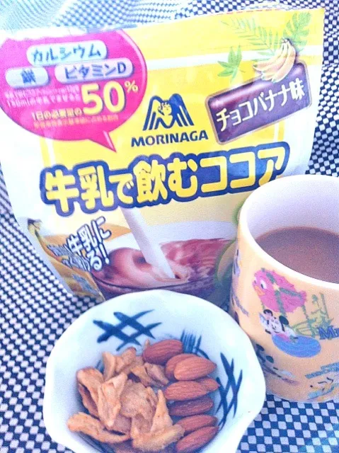 ひと休みの茶色いオヤツ:牛乳で飲むココア＋コーヒー、アーモンド、ごぼうチップス|yoshiee mizutaniさん