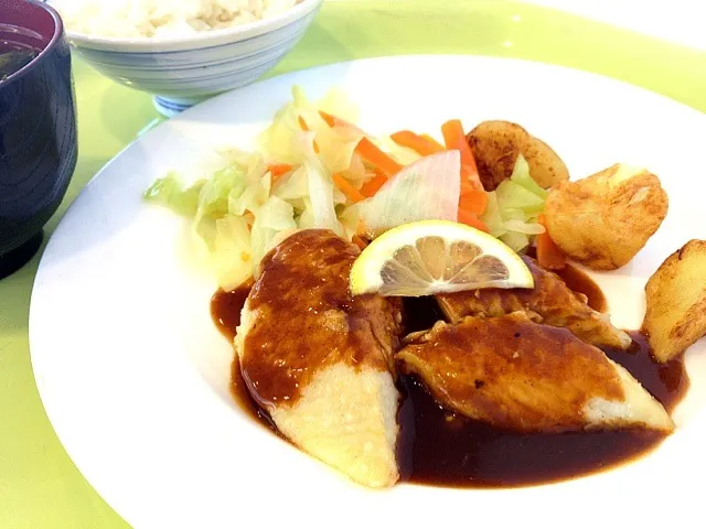 今日の社食はカレイのバターソース。440円。|ルーア・ブランカさん