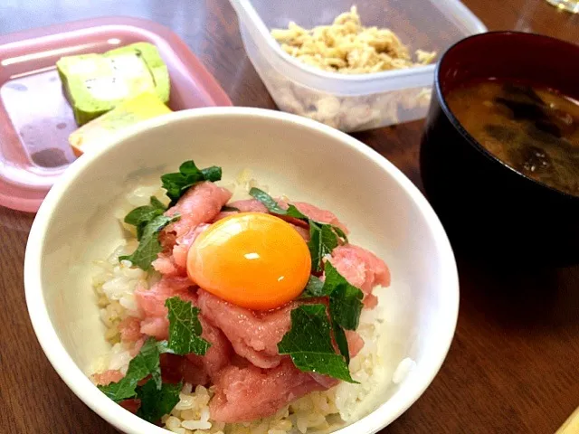 ネギトロ丼＊味噌汁＊かまぼこ＊切り干し大根のサラダ|ももさん