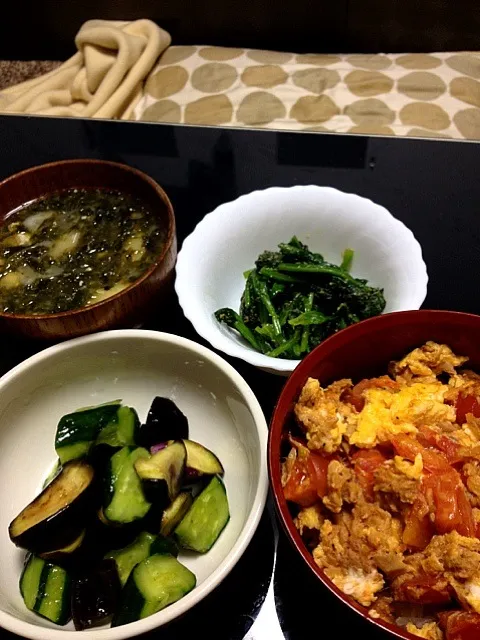 ツナ入りトマ玉丼、アオサの味噌汁、ほうれん草の胡麻和え、ナスときゅうりの漬物 #久々に和な晩御飯|taro nishidomeさん