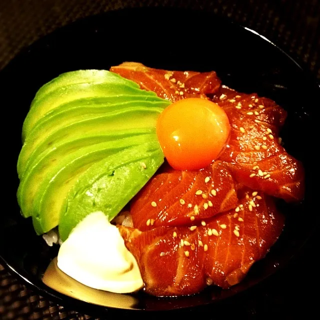 おとなごはん。サーモン漬け＆アボカド丼|ゆこさん