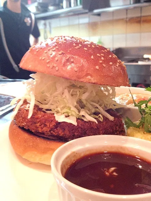 KIWANIKU(極肉)BURGER 2012 vol.5 ビーフメンチカツバーガー w/ トムヤムココナツレッドカレー&特製ソース(レモン添え)|イノウエシンゴさん