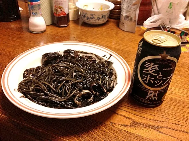 Snapdishの料理写真:イカスミパスタと黒ビール|MakoTopさん