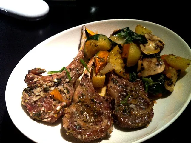 Snapdishの料理写真:lamb chops and mixed vegetables|sumyeeさん