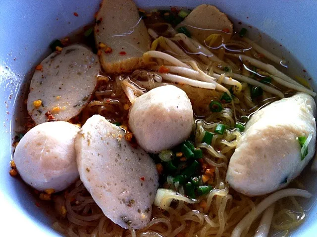 Egg noodle and fish ball mix|Issara. 🍴さん