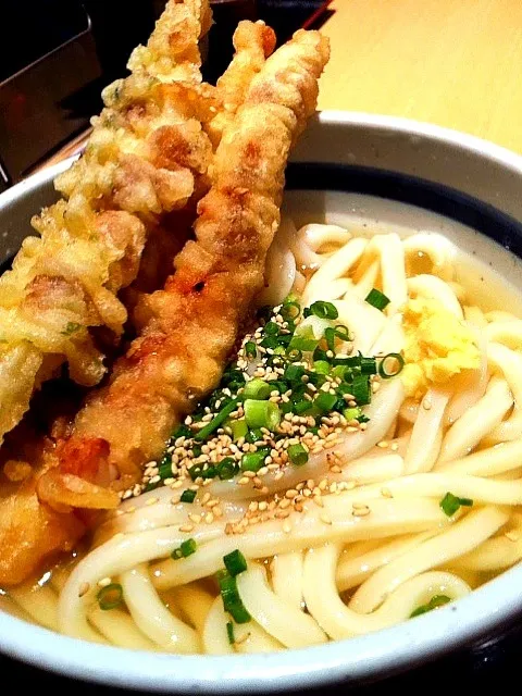 Snapdishの料理写真:冷かけうどん げそ天、ちくわ天付けた|yoooochanさん