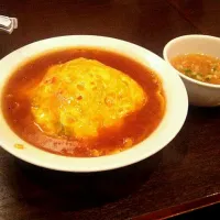 Snapdishの料理写真:今日は僕:天津飯、他の人:冷やし中華に焼き餃子、という中国には存在しない中華料理づくしでした。|moaikidsさん