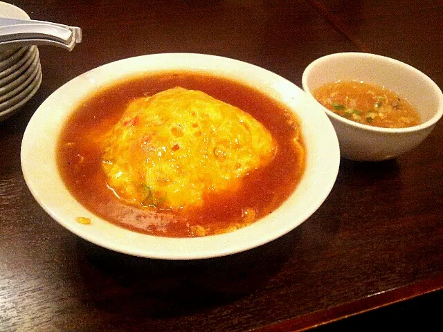 今日は僕:天津飯、他の人:冷やし中華に焼き餃子、という中国には存在しない中華料理づくしでした。|moaikidsさん