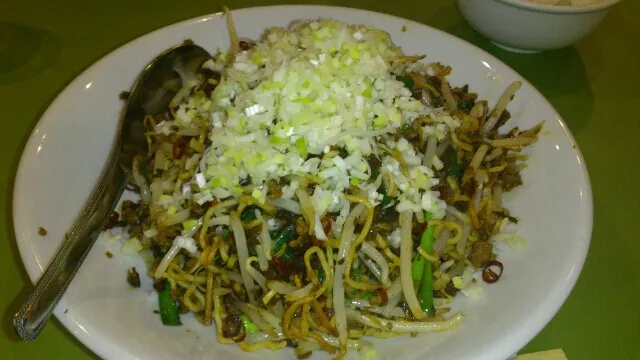 辛い焼きそばはパサパサの麺と芽菜(四川省の漬け物)とひき肉、もやし、ニラなどを大量の唐辛子で炒めたもの。やみつきになる美味さ！|SATOSHI OOCHIさん