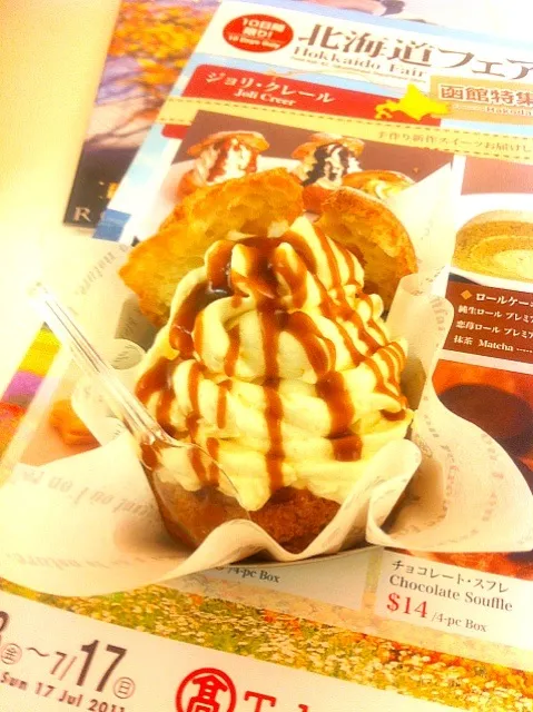 Hokkaido cream puff with caramel sauce|sihanさん