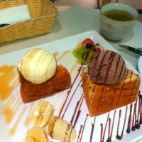 Honey toast with ice cream|sihanさん