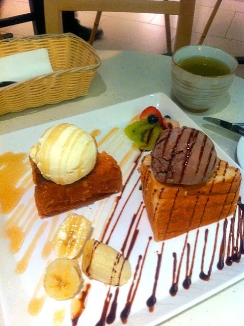 Honey toast with ice cream|sihanさん