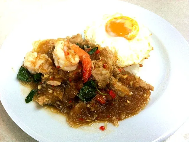 stir fried spicy pork and glass noodles with basil leaves|Y. Supornpraditさん