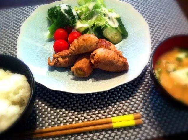 パパ飲み会の今夜はサボり飯。オムライスか親子丼か、冷凍チキンナゲットかミートボールどれがいい？って聞いたら、何でそんな冷凍食品みたいなのばっかりなの？と言われ、、母さん反省で何となくそれらしい夕飯にしてあげた。豚肉のジャガイモ巻き。ジャガイモはインカのメザメだから切ると黄色くてキレイ★お豆腐の味噌汁。サラダ。|sakakuraさん