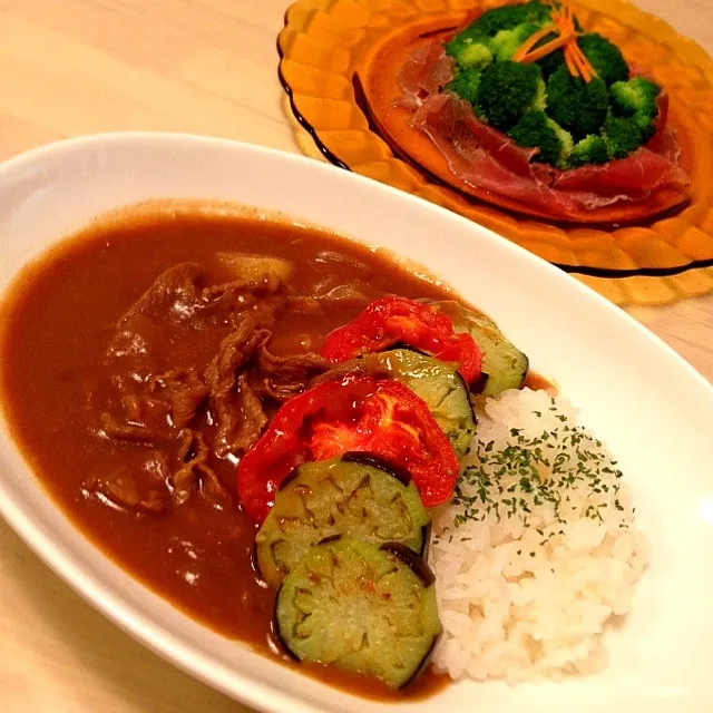 ビーフカレー 揚げナスと焼きトマト添え、ブロッコリーと生ハムのサラダ|ニコさん