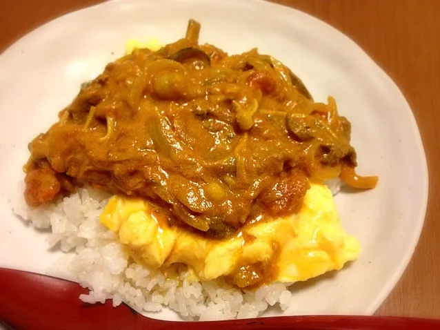 Snapdishの料理写真:昨日の牛肉トマトスープをオムカレーにリメイク|mikochieさん