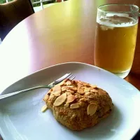 Snapdishの料理写真:scone and iced tea|szeyenさん