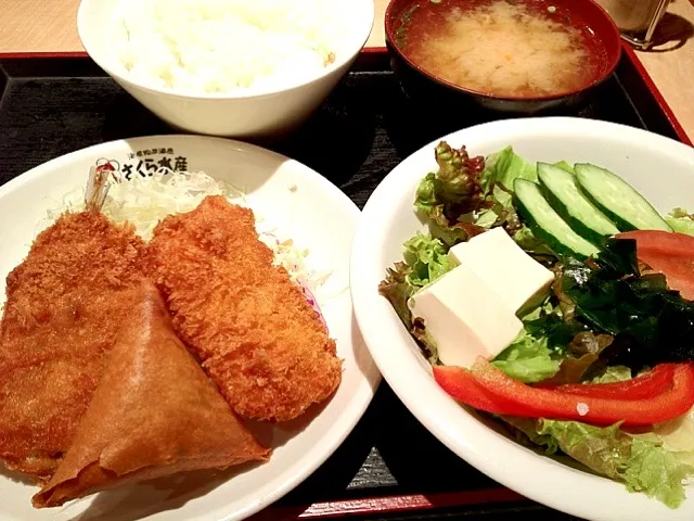 鰯フライ、海老カツ、三角春巻と野菜サラダ＠さくら水産 #さくら水産  #昼ごはん #昼飯|Takashi H.さん