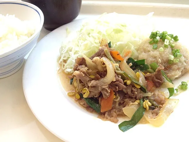 今日の社食は牛焼肉と豆腐ハンバーグ。440円。|ルーア・ブランカさん