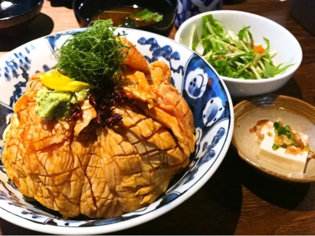 Snapdishの料理写真:鳥わさ丼 中|塩豚骨さん