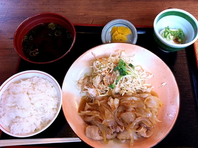 Snapdishの料理写真:豚生姜焼き定食|大石さん