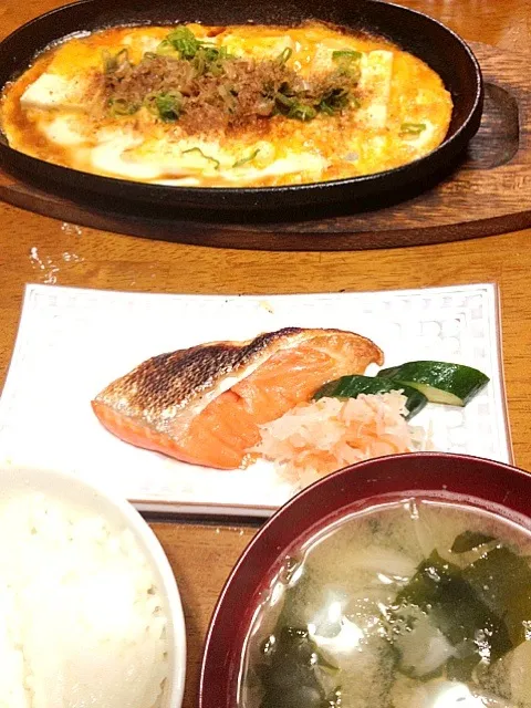 豆腐ステーキ・焼鮭・おなます・糠漬けきゅうり・白飯・味噌汁|まゆさんさん