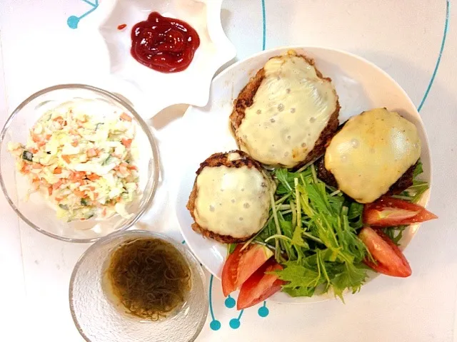 椎茸の肉詰めチーズのせ,椎茸の肉詰めチーズのせ,コールスローサラダ,めかぶ|かかさんさん