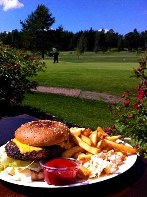 cheese burger with french fries n coleslaw|keiko mashimaさん