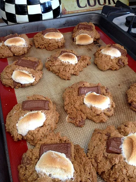 Snapdishの料理写真:S'mores cookies|lee ann erlbaumさん