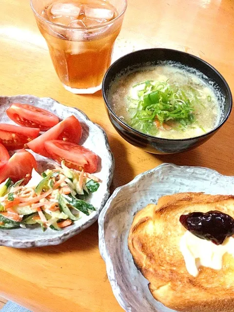 Snapdishの料理写真:みんな出かけた後の朝ご飯。|りんさん