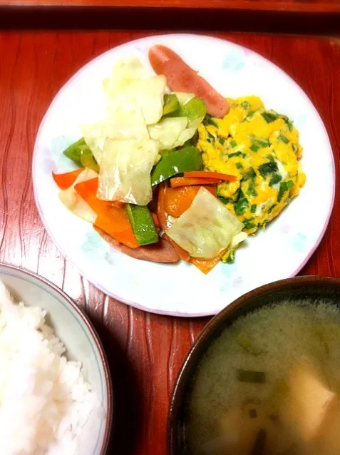 Snapdishの料理写真:ニラ玉・ウインナーと野菜のソテー・お味噌汁|reiさん