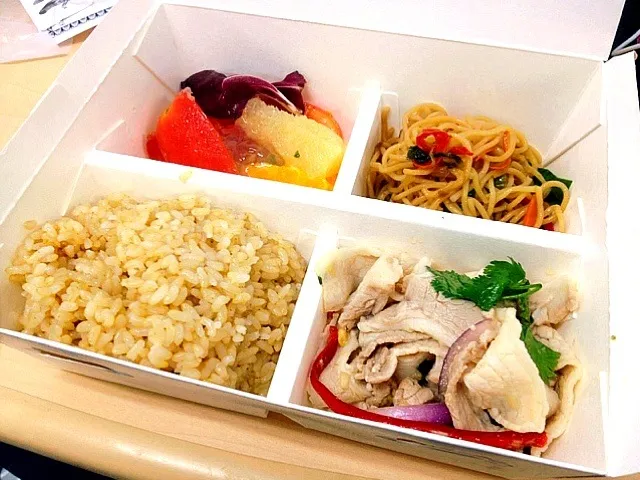 Bento Box (Tomato and Orange salad, Oyster Sauce Fried Noodle and Vietnamese Style Boiled Pork|chan mitsuさん