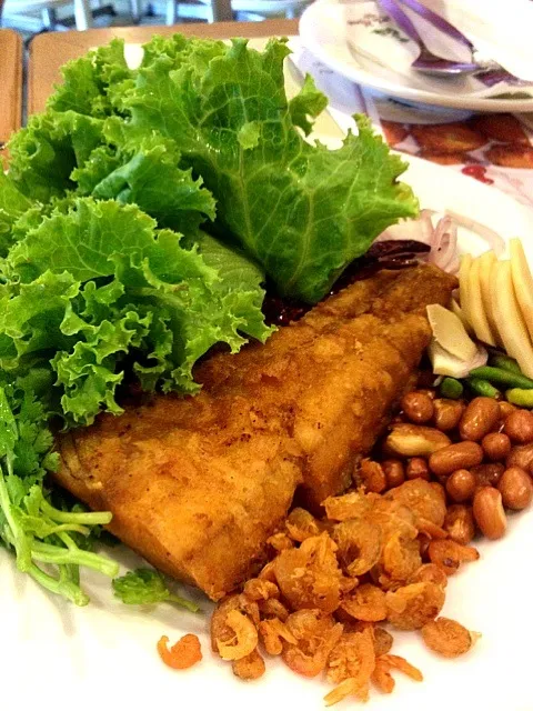 Fried Fish & Fresh Herbs Salad "เมี่ยงปลาช่อน"|Queenさん