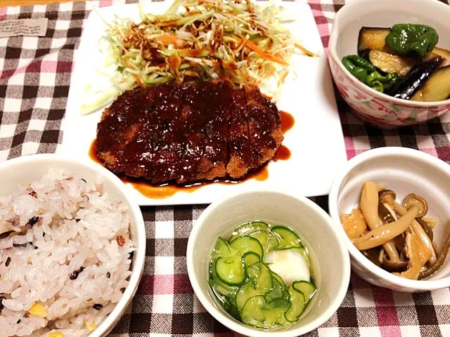 十穀米 味噌カツ キャベツの千切り 茄子とピーマンの素揚げ キュウリの酢の物 キノコと茎ワカメの煮物|あつんさん