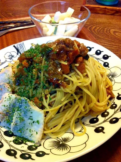 Snapdishの料理写真:7/5晩御飯 野菜と鯵ソテーのパスタ  胡瓜と長芋のサラダ  ＊カレー風味じゃないんです。焦げてるんです。＊|yukiyamasakiさん