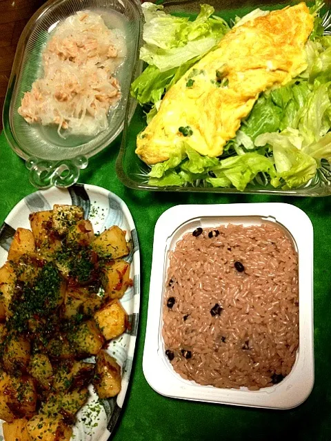 #夕飯 赤飯、こども洋食(じゃがいも海老ソース)、チーズオムレツ、新玉シーチキン。大好きなものばいシリーズ！こども洋食ヤベー♪♪|ms903さん