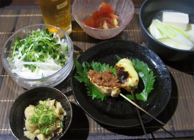 鳥胸肉で串焼（チーズ＆梅）鳥皮ポン酢、鳥皮を煮たスープで湯豆腐（暑いけど^^;）、大根サラダほか|純さん