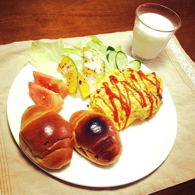 Snapdishの料理写真:野菜オムレツ&レーズンバターロール|🍎ゆかりんご🍎さん