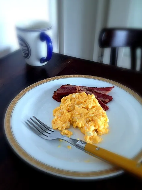 goat cheese scrambled eggs and homemade beef bacon|lauren shannonさん