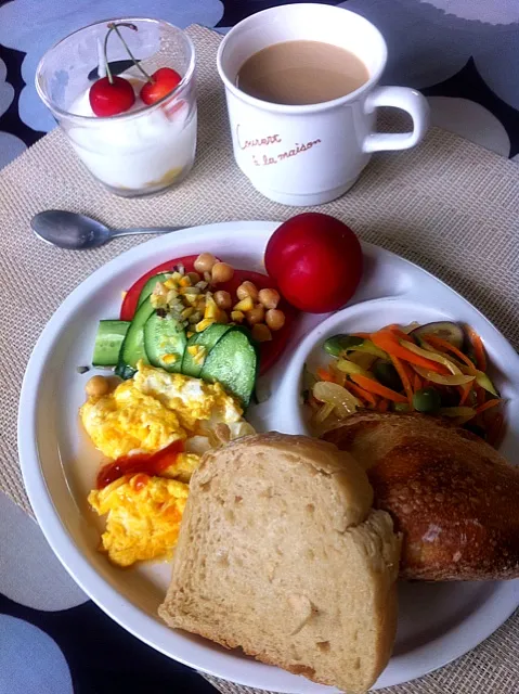 Snapdishの料理写真:南蛮漬け野菜とオムレツ、米粉パン|ケイさん