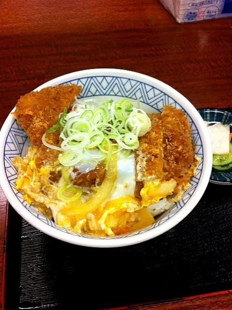 お昼はカツ丼500円|まえひろさん