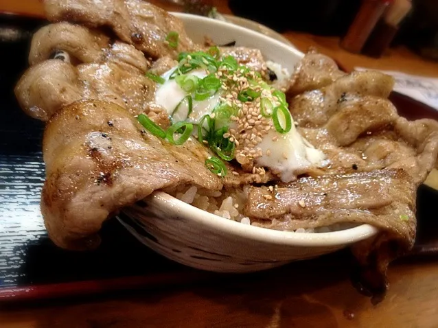 Snapdishの料理写真:黒豚はみ出しすぎじゃね？意外とうまかったしコスパもよかったけど。|SHIOYA, Hiromuさん