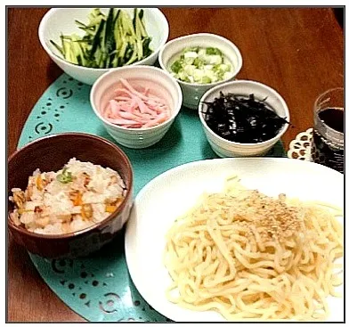 あさりとタコの混ぜ込みご飯と、つけ麺。つけ麺のタレは、混ぜ込みご飯のタネを煮込んだダシをネギを加えてアレンジ。いいダシ出てます(^^)|竹やぶ子さん