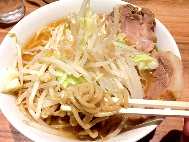 もやしに埋れて麺が見えません！発掘した麺は自家製でおいしい。スープは旨味満点。|ひろぱげさん