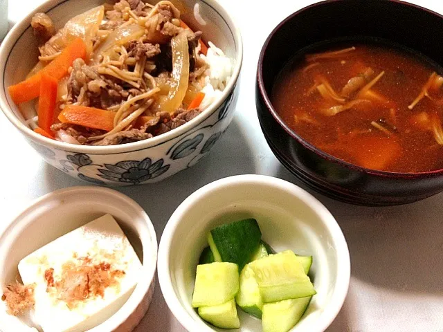 牛丼 味噌汁 冷奴 キュウリの浅漬|あつんさん