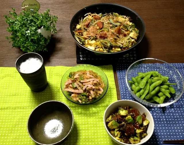 ゴーヤチャンプルー、中華風春雨サラダ、鮪とアボカドの海苔和え、枝豆の塩茹で、ビール|pentarouさん