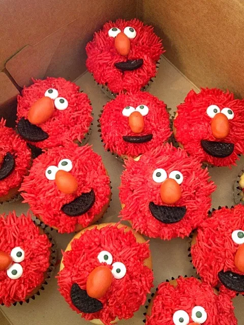 elmo cupcakes!  packed up and all ready to go!|lee ann erlbaumさん