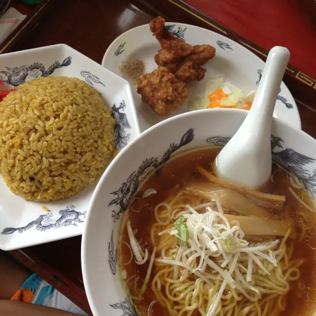 本日のランチ(鶏唐揚げ、カレー炒飯、ラーメン)|みきやん☺︎さん