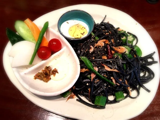 竹墨パスタの桜エビとオクラのペペロンチーノ。ニンニクとエビの香りが食欲をそそって美味しい( ´ ▽ ` )ﾉ|おりぴーさん